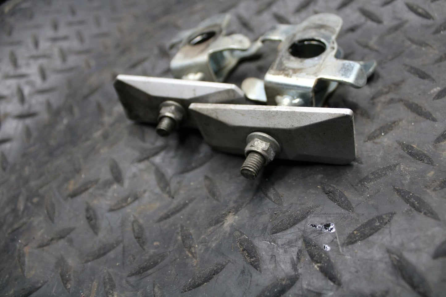 03 SUZUKI SV650S SWINGARM CHAIN TENSIONER ADJUSTMENT BRACKETS BB219