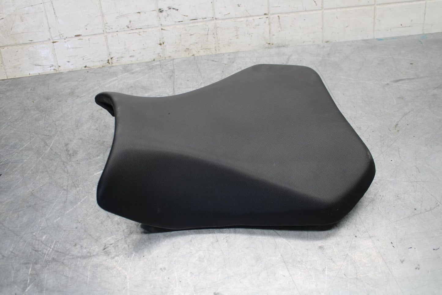 2017 Suzuki GSXR600 FRONT DRIVERS SEAT PAD SADDLE PILLION 45100-14J10-DW2 BB527