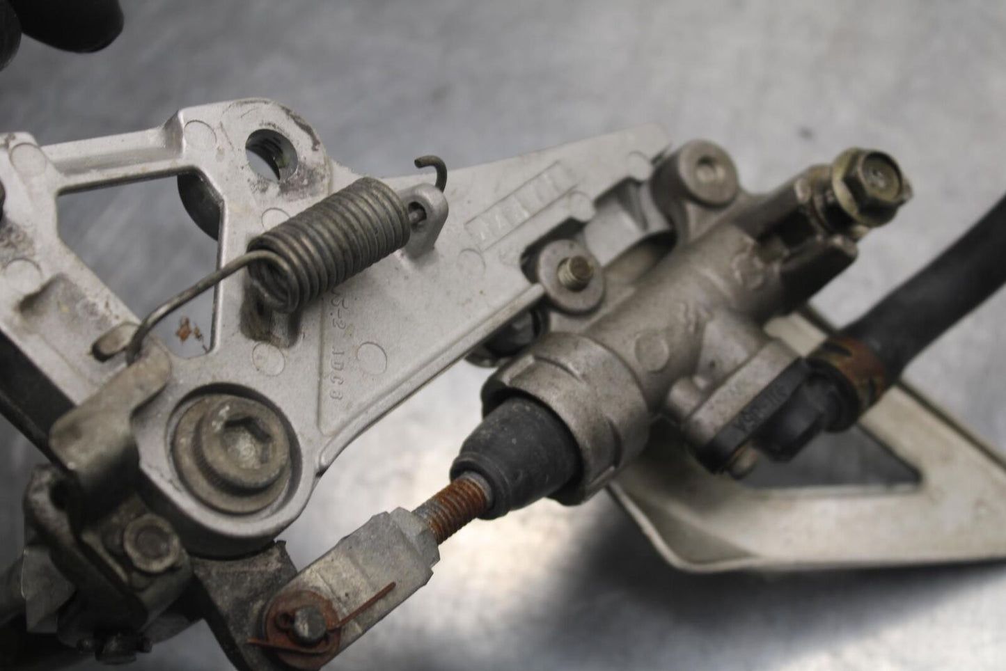 1999 Suzuki GSXR600 RIGHT REARSET REAR SET DRIVER FOOT PEG REST STOP BB608