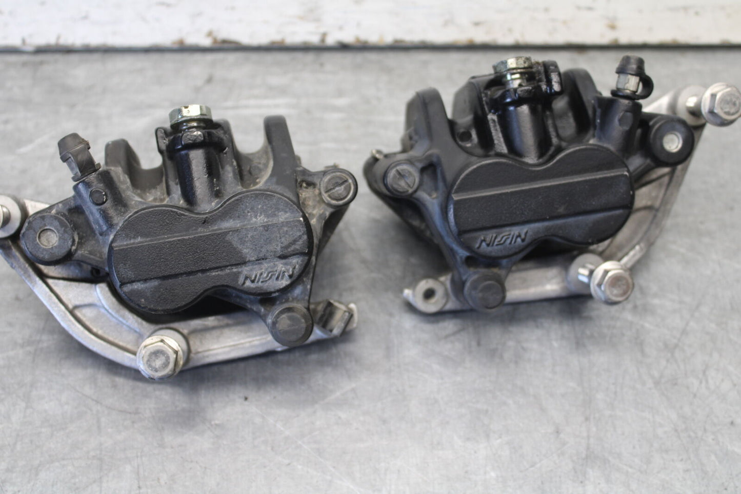 01-06 TRIUMPH TIGER 955I RIGHT LEFT FRONT BRAKE CALIPER SET PAIR CALIPERS BB693