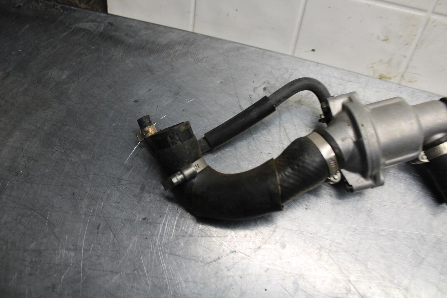 98-99 YAMAHA YZF R1 THERMOSTAT W HOUSING ASSEMBLY 4FM-12410-00-00 BB74