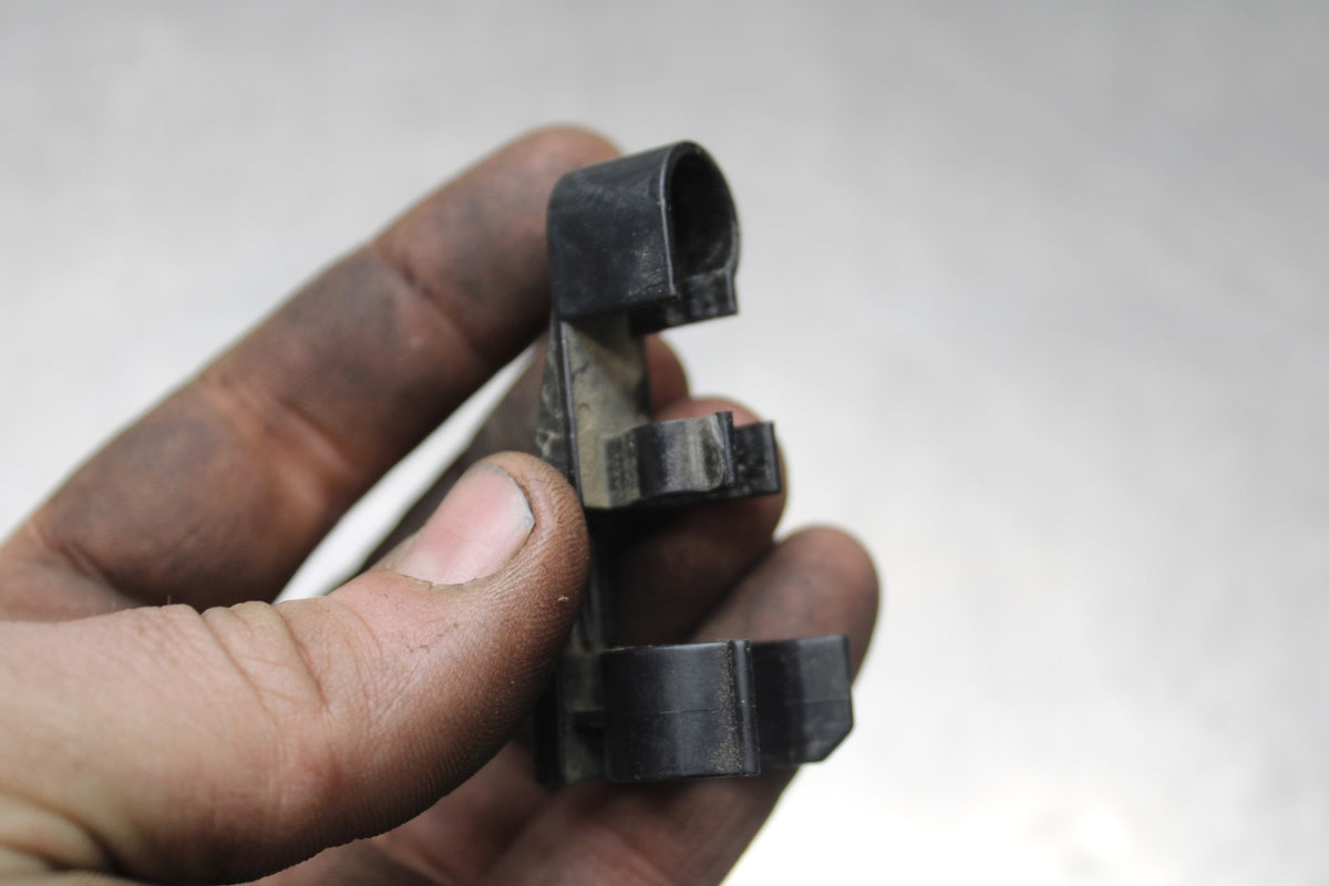05 YAMAHA YZF R6 FUEL HOSE GAS LINE CLIP Does Not Apply BB858
