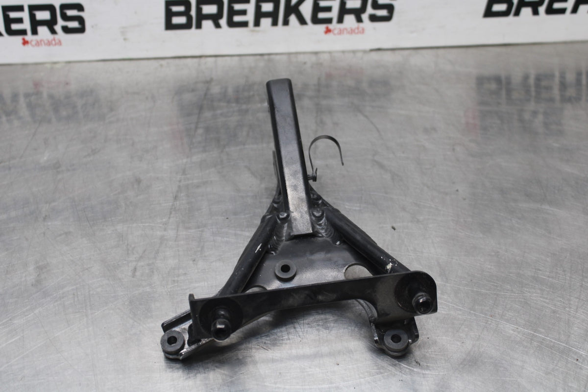 98 KAWASAKI NINJA ZX6 UPPER GAUGES STAY BRACKET BB870