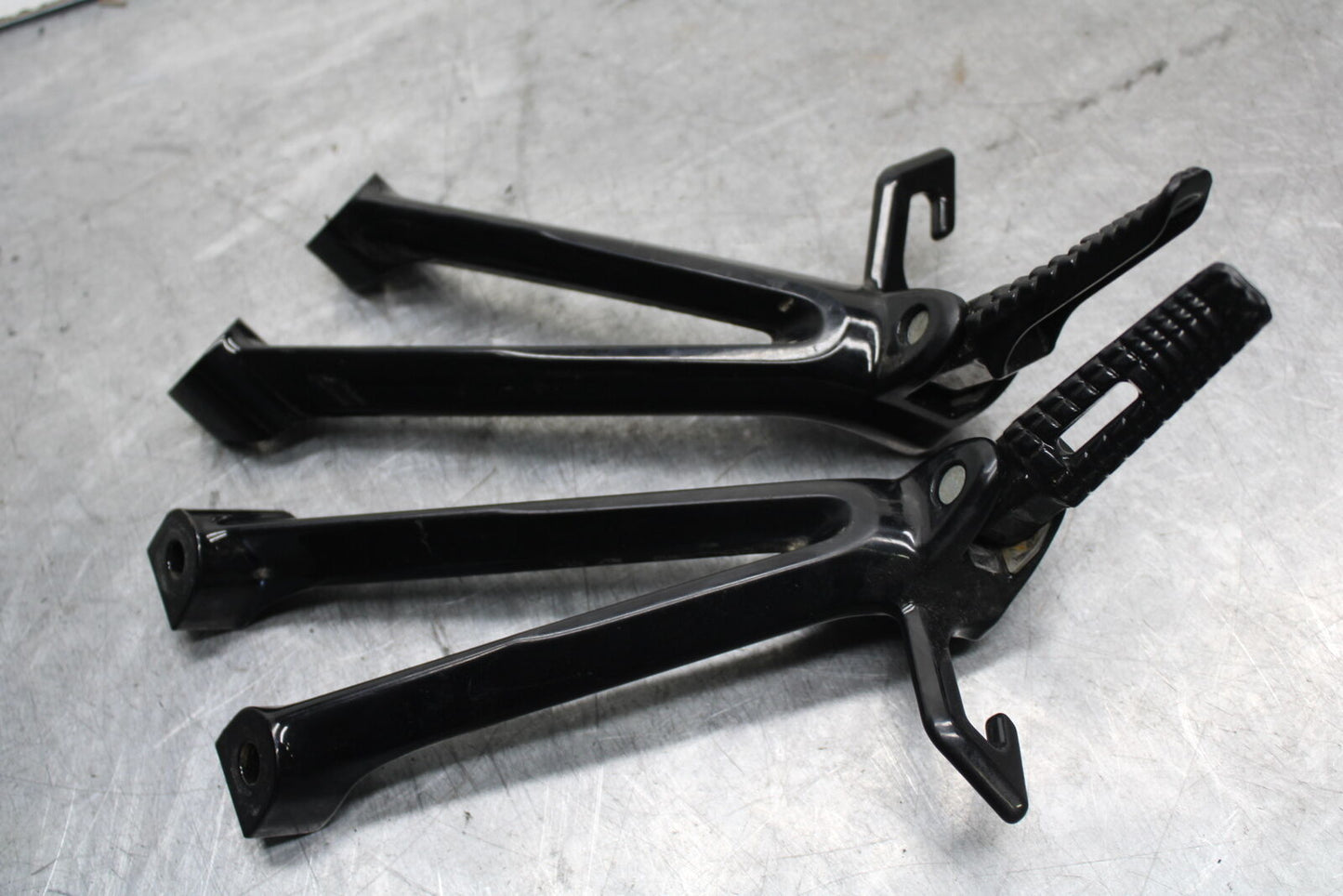 04-06 YAMAHA YZF R1 REAR BACK PASSENGER PEG SET PAIR 5JJ-27431-10-00 BB659