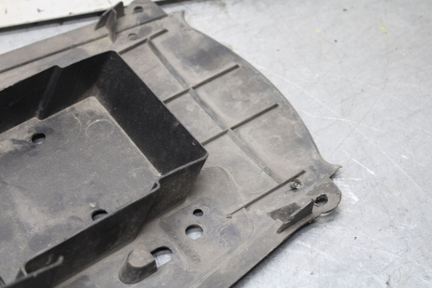 04-05 SUZUKI GSXR600 REAR BACK TAIL UNDERTAIL BATTERY TRAY PLASTIC BB658