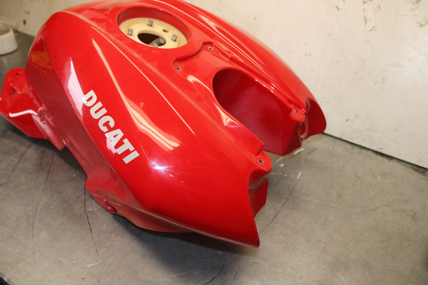 09-11 DUCATI STREETFIGHTER GAS TANK FUEL CELL PETROL RESERVOIR BB705