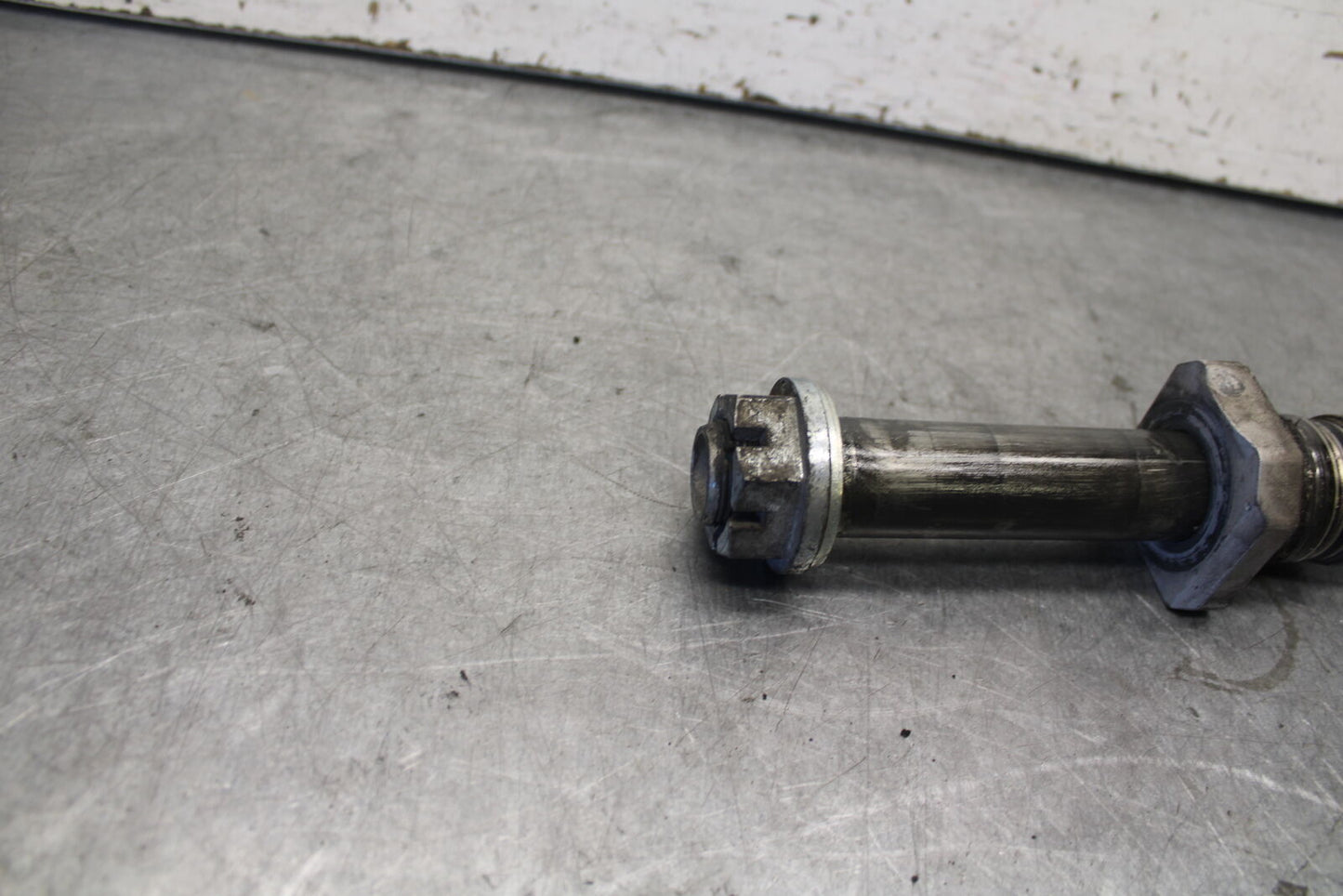 04 SUZUKI GSXR600 REAR AXLE BACK WHEEL RIM PIVOT BOLT AXEL 64711-33E10 BB676
