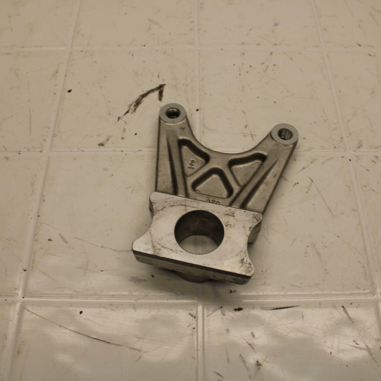 01 YAMAHA YZF R1 REAR BRAKE CALIPER HANGER BACK MOUNTING BRACKET BB25