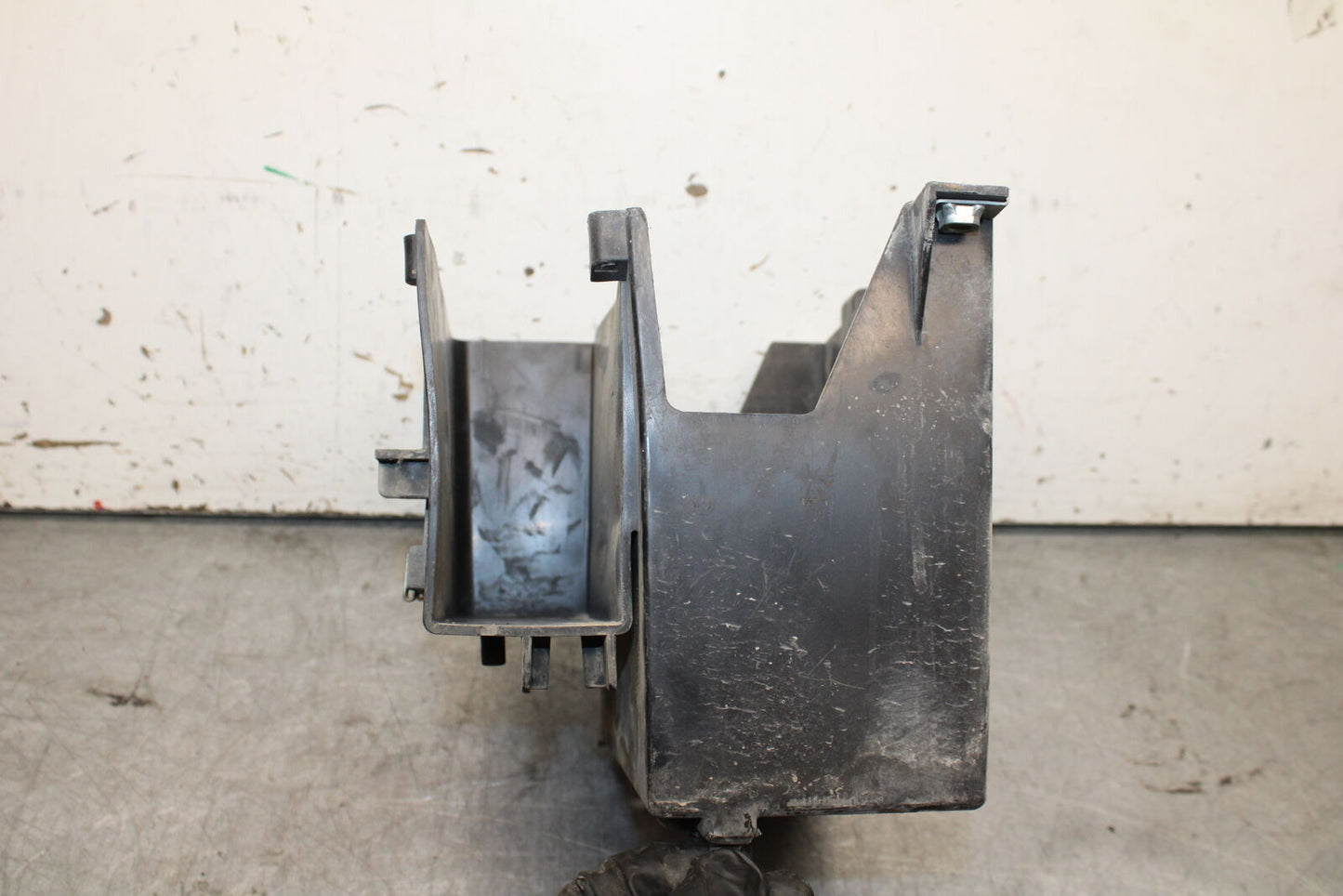 02-04 HONDA VTX1800S BATTERY TRAY BOX HOLDER BB712