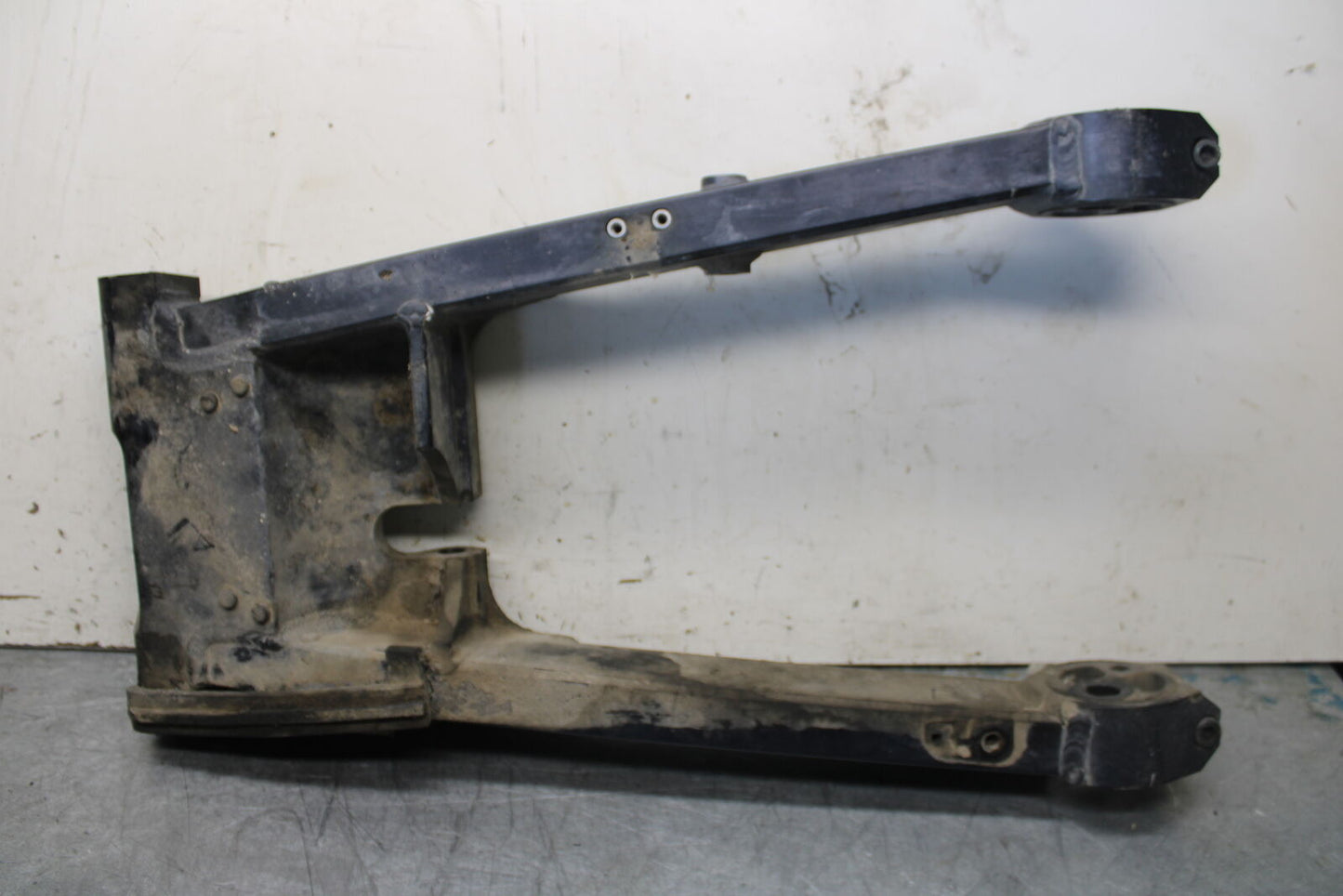 01-06 TRIUMPH TIGER 955I REAR SWINGARM BACK SUSPENSION SWING ARM BB693