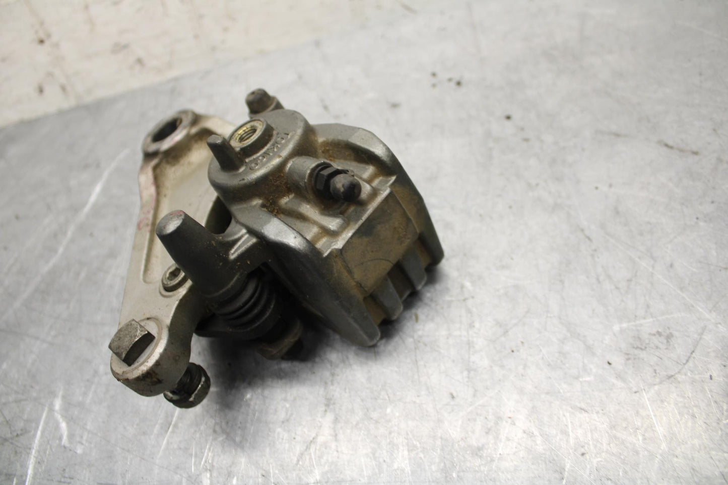 00-01 KAWASAKI ZZR600 REAR BACK BRAKE CALIPER W MOUNT BRACKET BB31