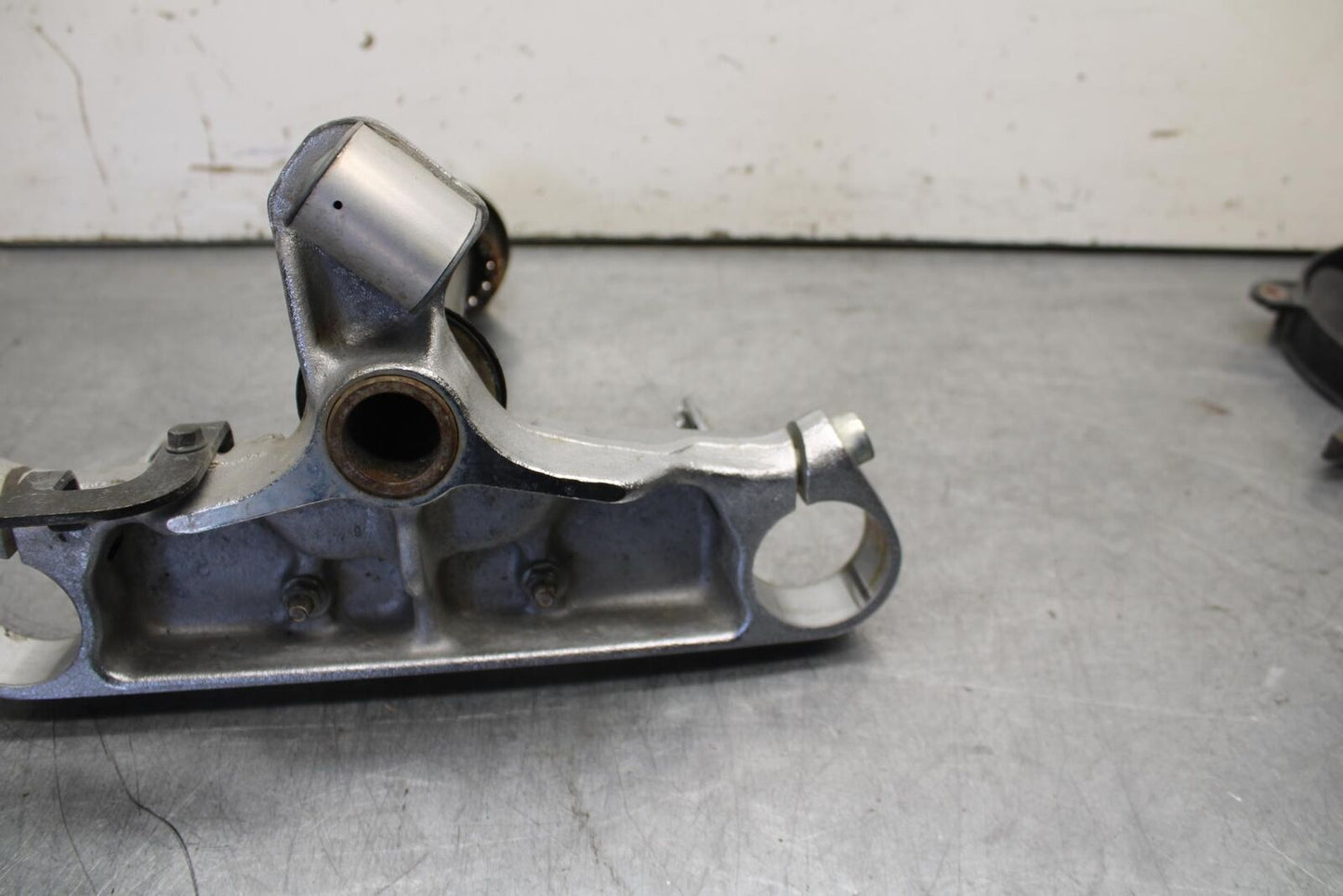 01-02 HONDA SHADOW SPIRIT 750 FRONT FORKS CLAMP LOWER TRIPLE TREE STEM BB632