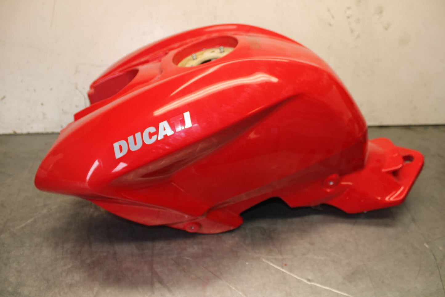 09-11 DUCATI STREETFIGHTER GAS TANK FUEL CELL PETROL RESERVOIR BB705