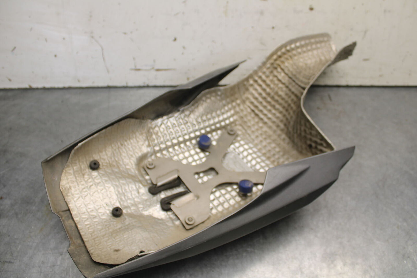 09-11 TRIUMPH DAYTONA 675 MUFFLER EXHAUST PIPE COVER HEAT SHIELD GUARD BB652