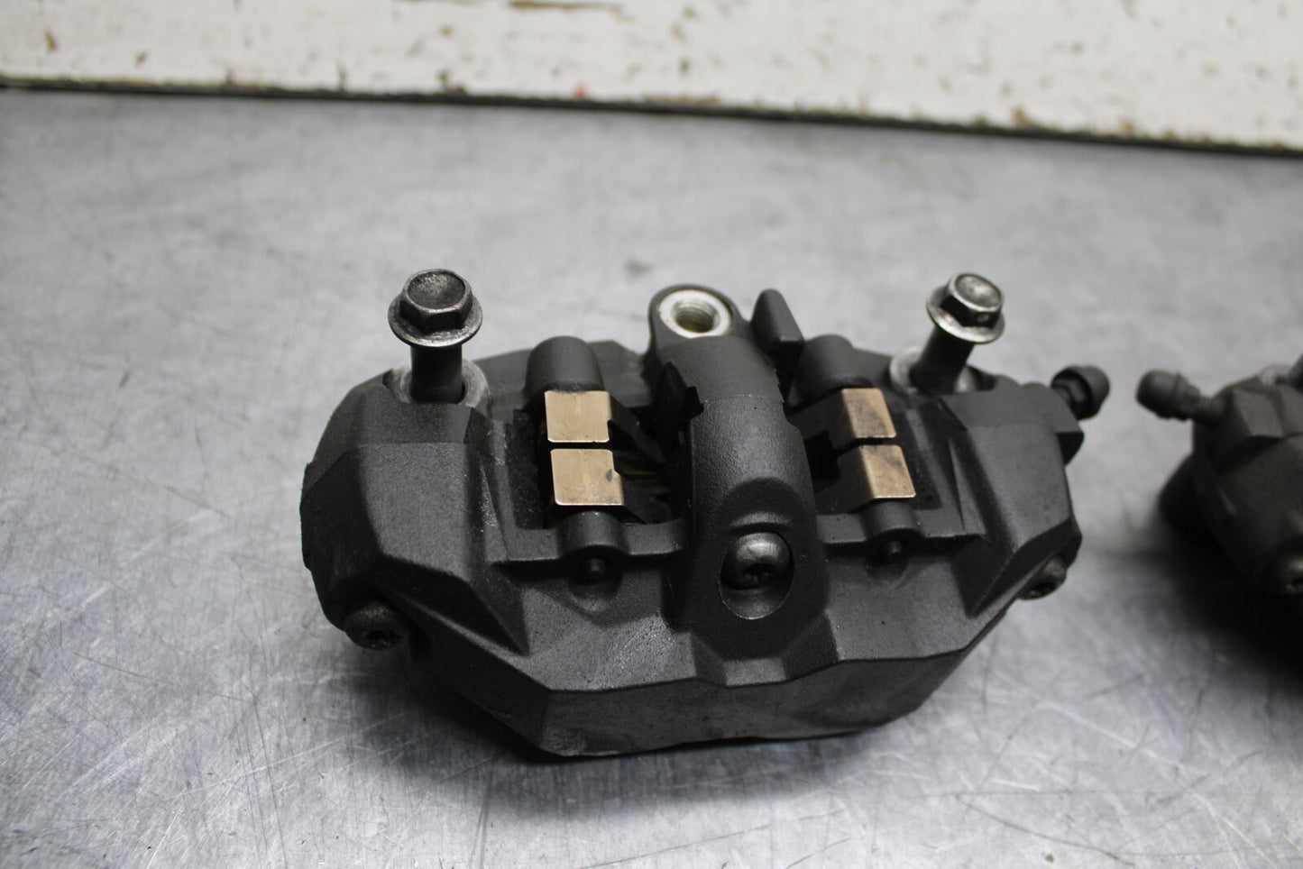 06-07 SUZUKI GSXR 600 RIGHT LEFT FRONT BRAKE CALIPER SET PAIR CALIPERS BB737