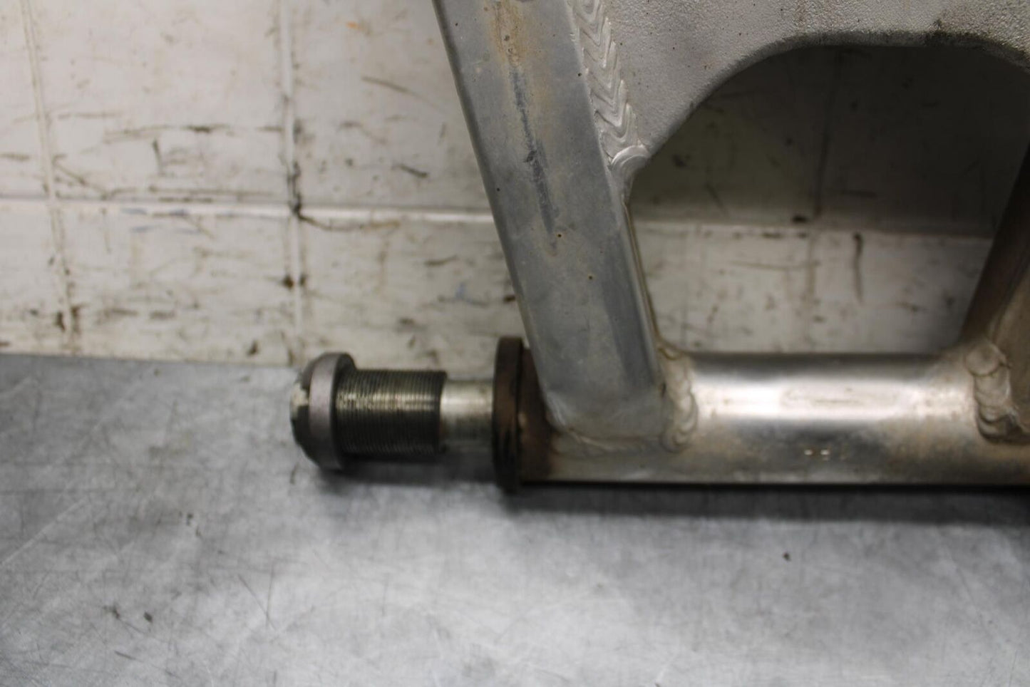 2001 Suzuki GSXR600 REAR SWINGARM BACK SUSPENSION SWING ARM 61000-39F00 BB59