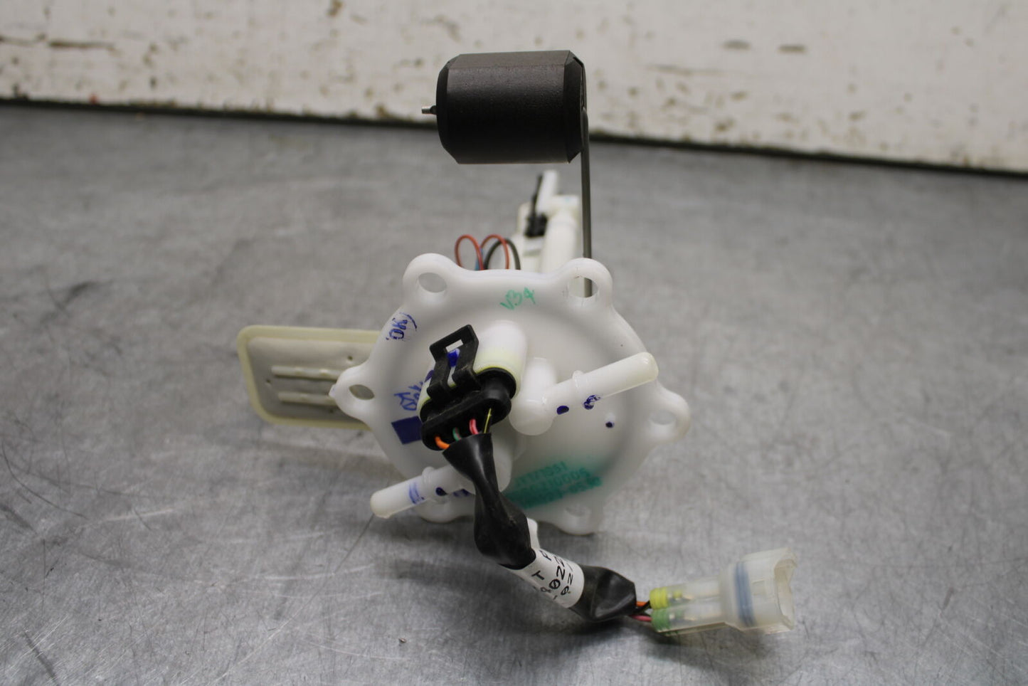 17-24 KTM 390 DUKE FUEL PUMP GAS PETROL SENDER UNIT BB734