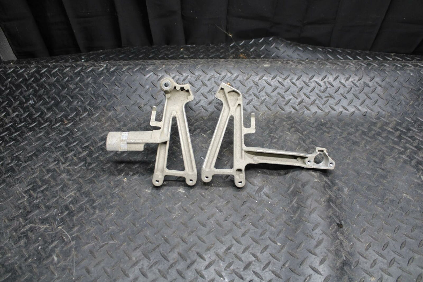 98 HONDA CBR600F3 REAR BACK PASSENGER PEG SET PAIR BB201