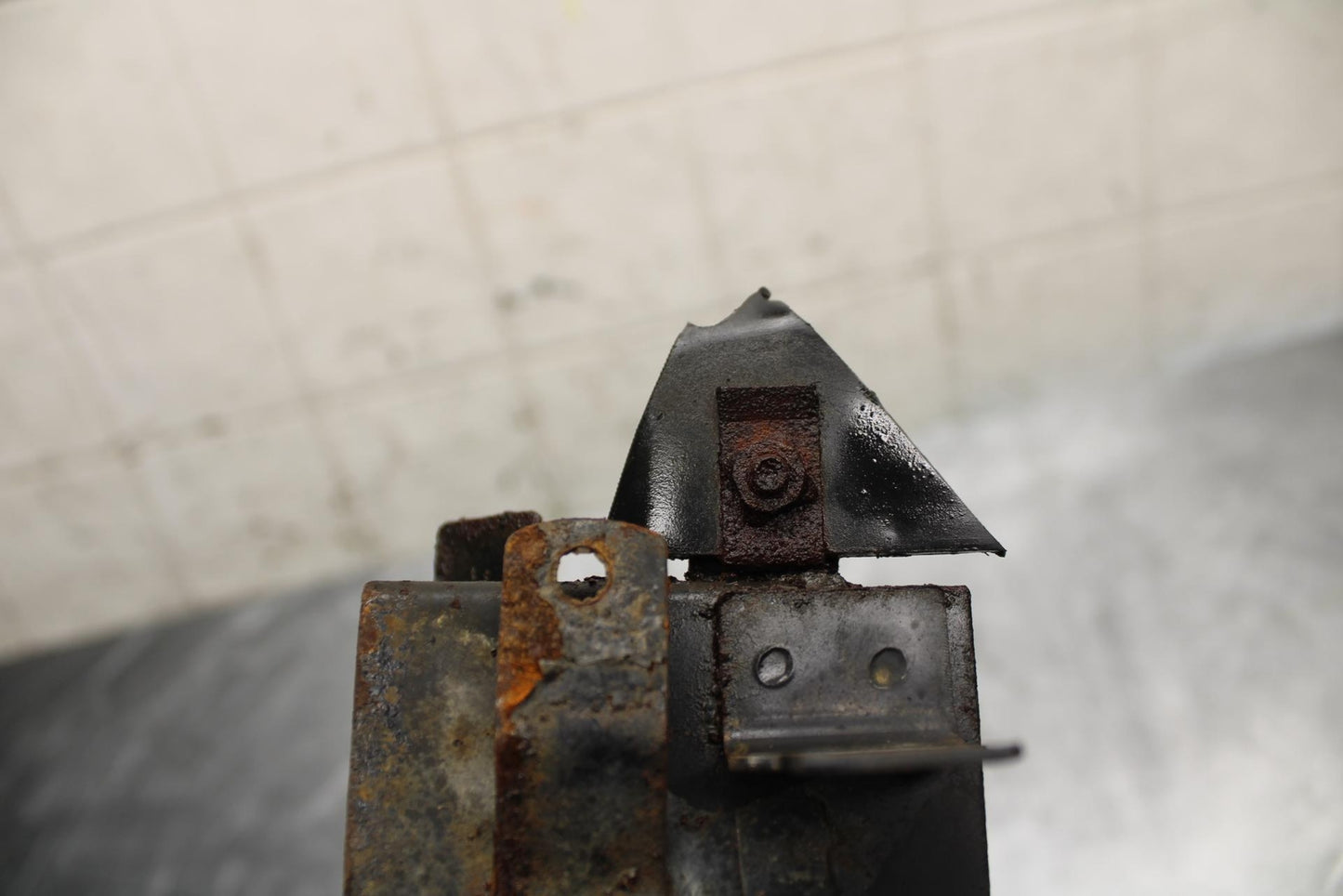 91-92 SUZUKI GSXR750 M BATTERY HOLD DOWN CLAMP STRAP BB493