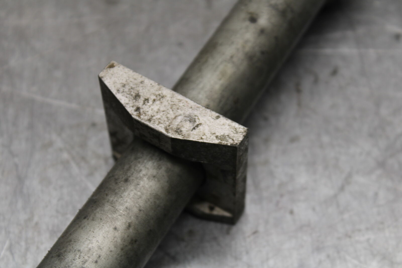 01-03 SUZUKI GSXR600 REAR AXLE BACK WHEEL RIM PIVOT BOLT AXEL BB336