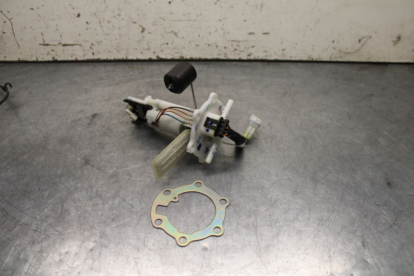 17-24 KTM 390 DUKE FUEL PUMP GAS PETROL SENDER UNIT BB734