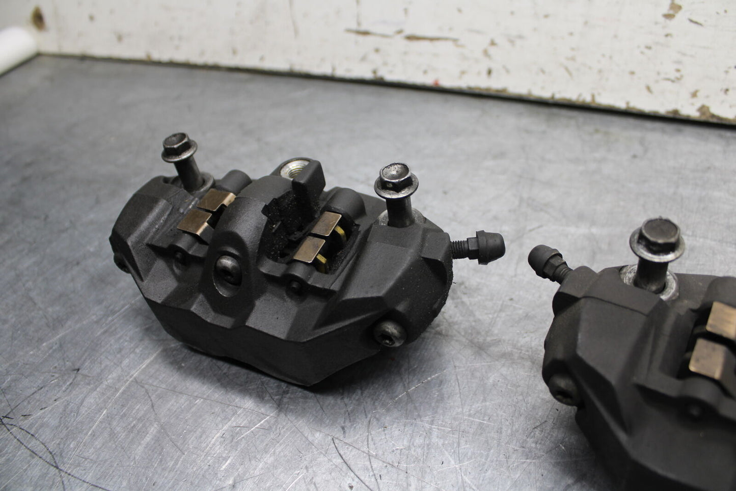 06-07 SUZUKI GSXR 600 RIGHT LEFT FRONT BRAKE CALIPER SET PAIR CALIPERS BB737