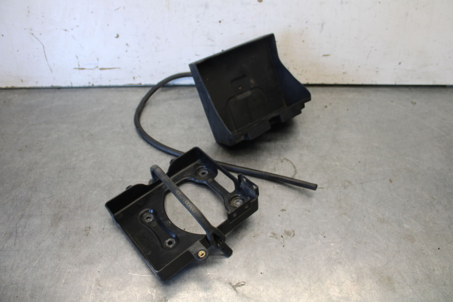 06-07 DUCATI MONSTER 695 REAR BACK TAIL UNDERTAIL BATTERY TRAY PLASTIC BB674