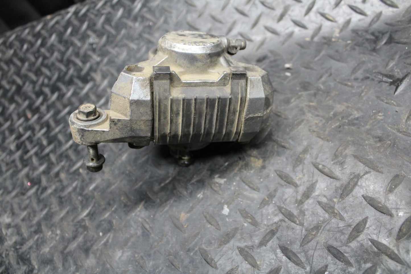 93 KAWASAKI NINJA ZX750L REAR BACK BRAKE CALIPER W MOUNT BRACKET BB195