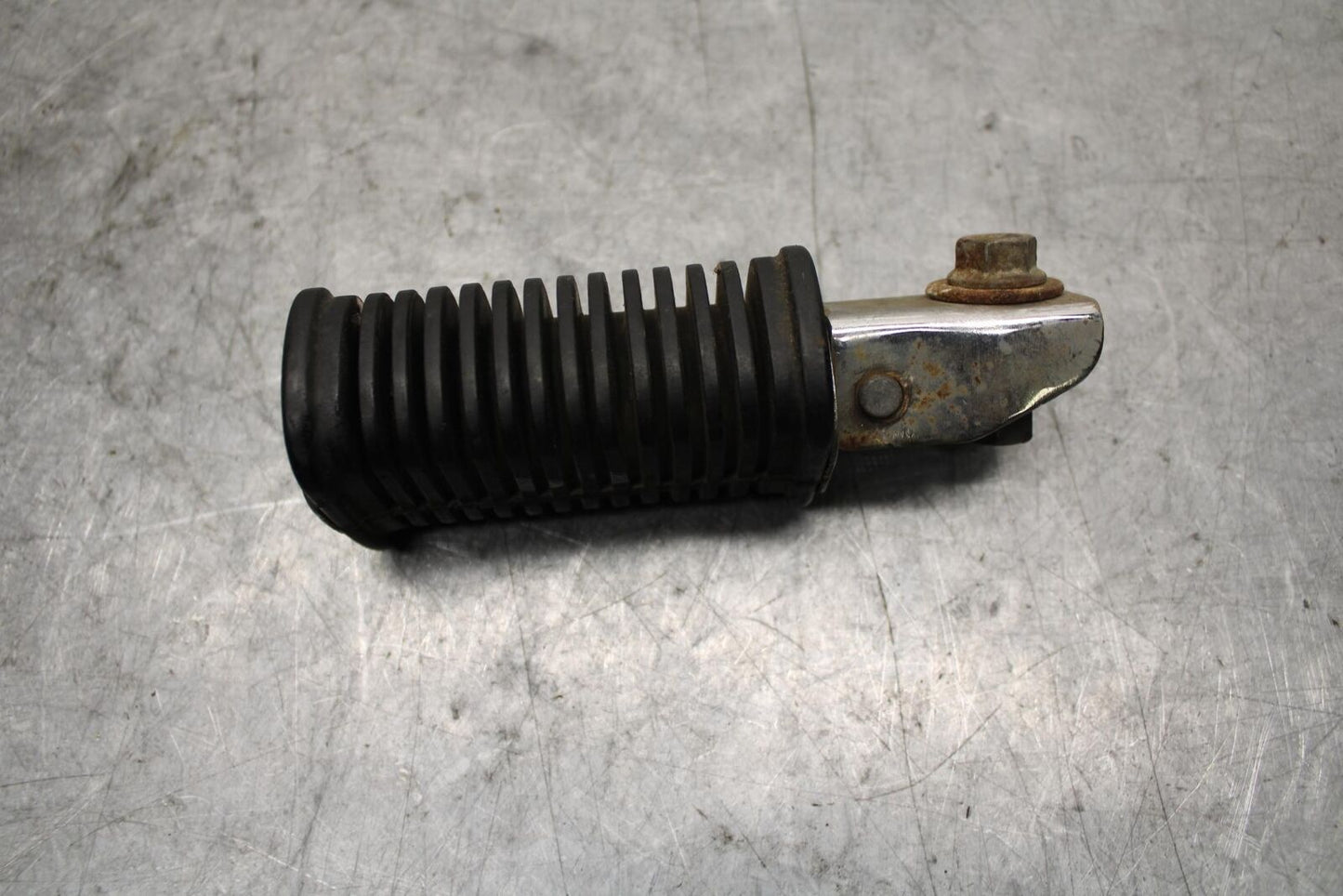 1982 Suzuki GS1100ES REAR BACK PASSENGER PEG SET PAIR BB55
