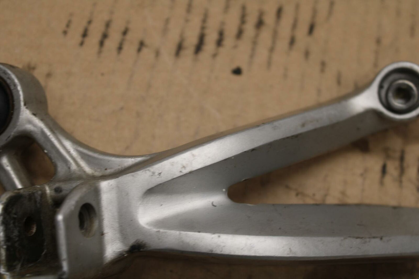 01 SUZUKI GSXR1000 RIGHT REAR BACK PASSENGER HANGER BB155b