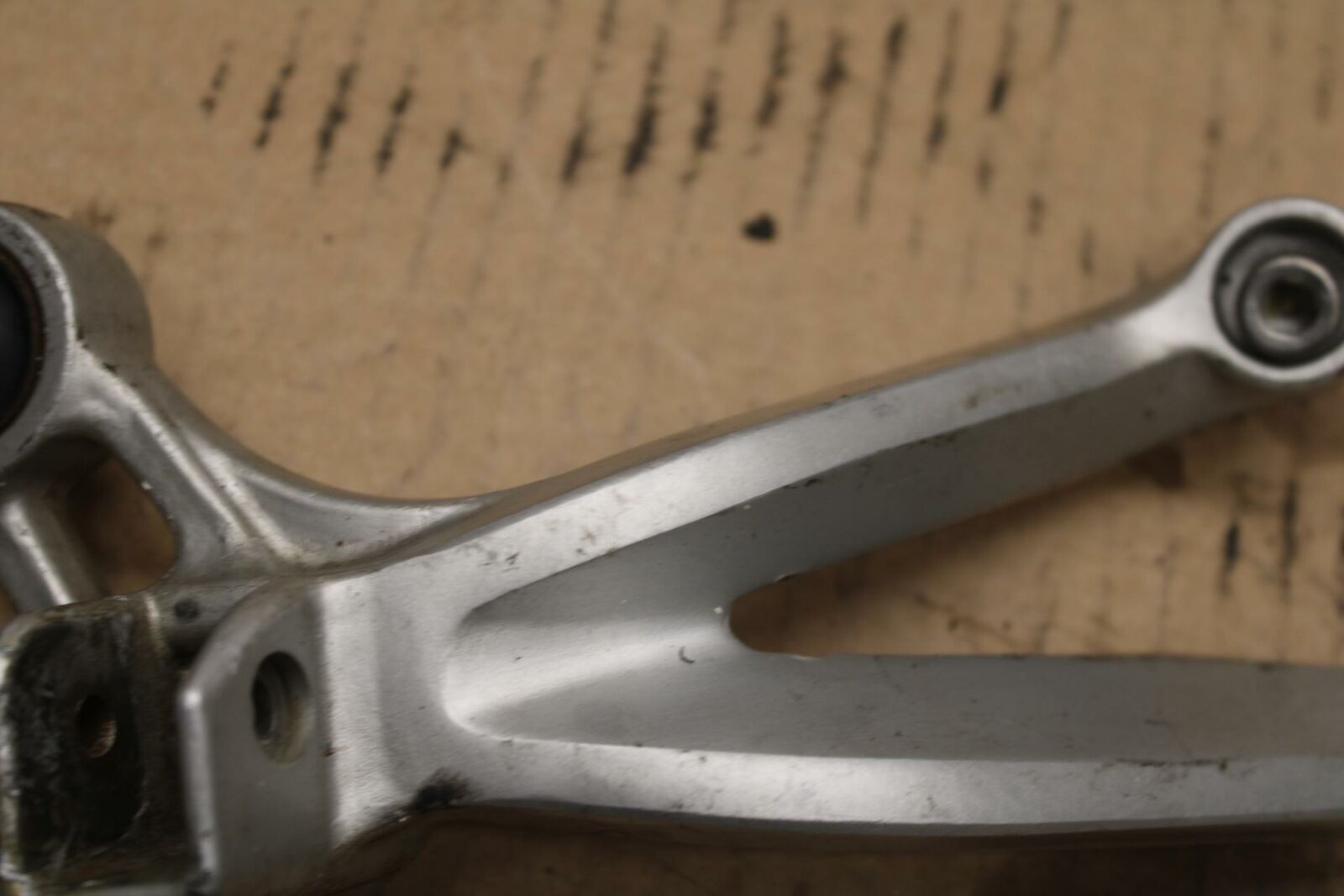 01 SUZUKI GSXR1000 RIGHT REAR BACK PASSENGER HANGER BB155b