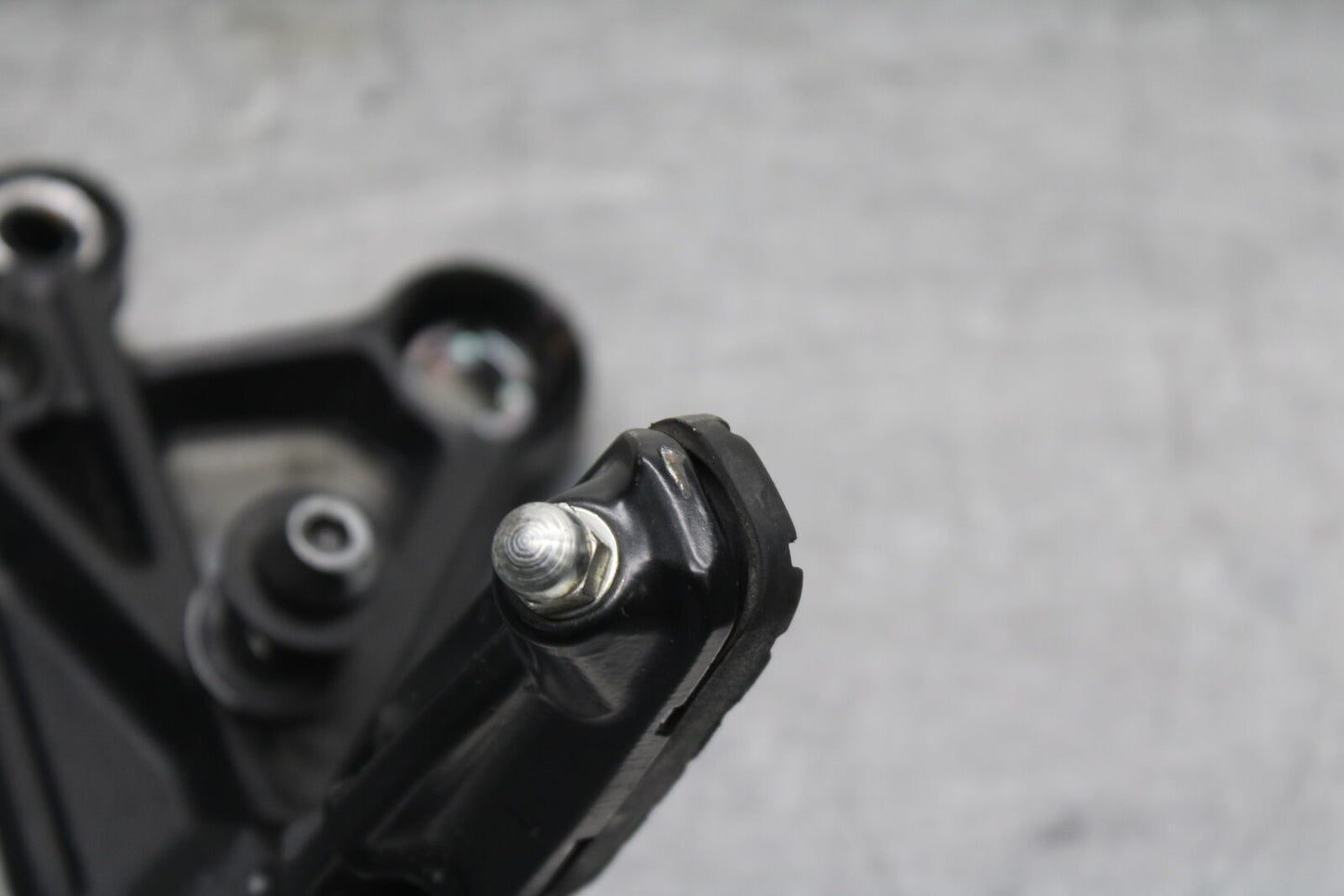 17-24 KTM 390 DUKE LEFT REARSET REAR SET DRIVER FOOT PEG REST STOP BB734