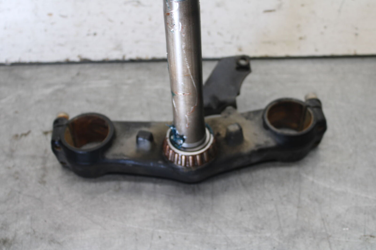 01-06 TRIUMPH TIGER 955I FRONT FORKS CLAMP LOWER TRIPLE TREE STEM BB693