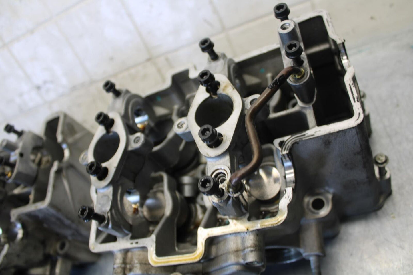2010 Aprilia RSV1000R ENGINE TOP END CYLINDER HEAD BB513
