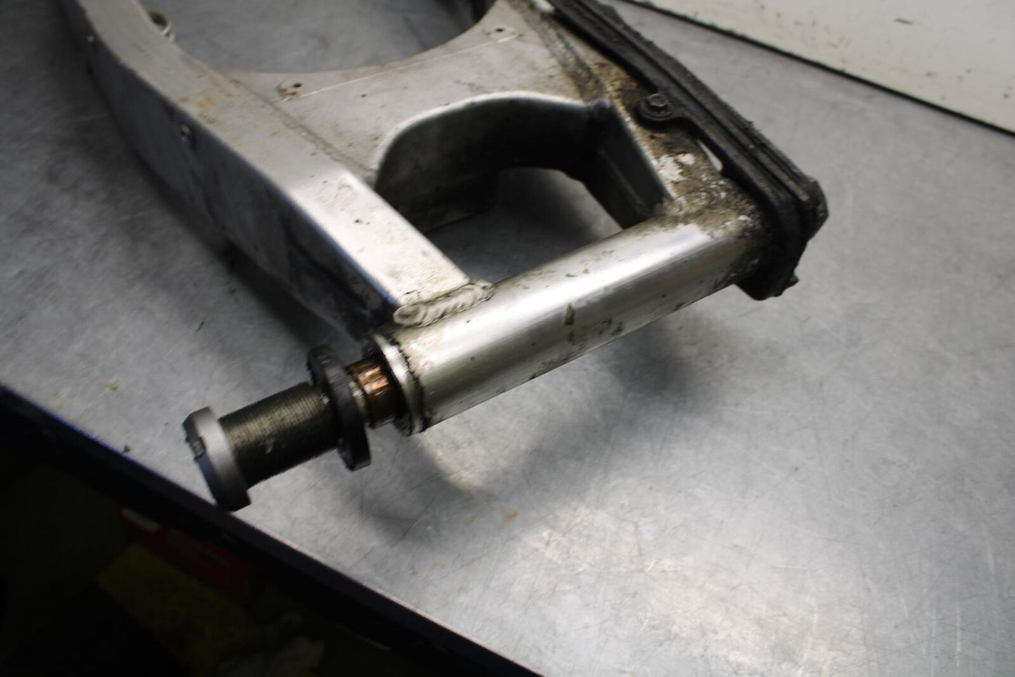 01-03 SUZUKI GSXR600 REAR SWINGARM BACK SUSPENSION SWING ARM BB639