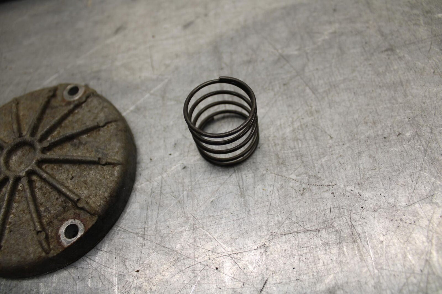 80-81 SUZUKI GS1000G ENGINE OIL FILTER COVER SPRING BB91