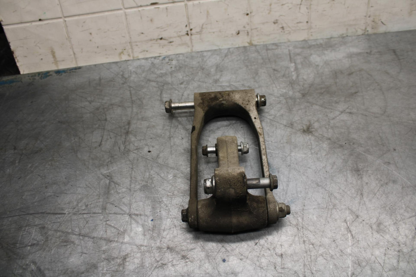 08-09 SUZUKI GSXR600 REAR DOGBONE SHOCK LINKAGE LINK 62601-01850 BB468