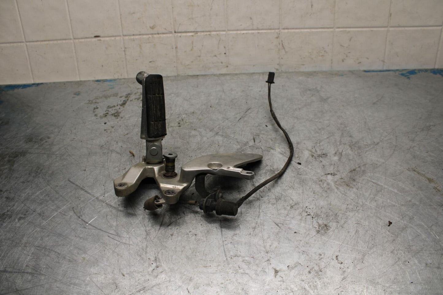 96-07 YAMAHA YZF600R RIGHT REARSET REAR SET DRIVER FOOT PEG REST BB427 THUNDERC