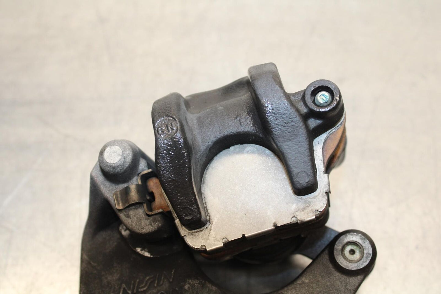 2017 Suzuki GSXR600 REAR BRAKE CALIPER W MOUNT BRACKET 69100-47H10-999 BB598