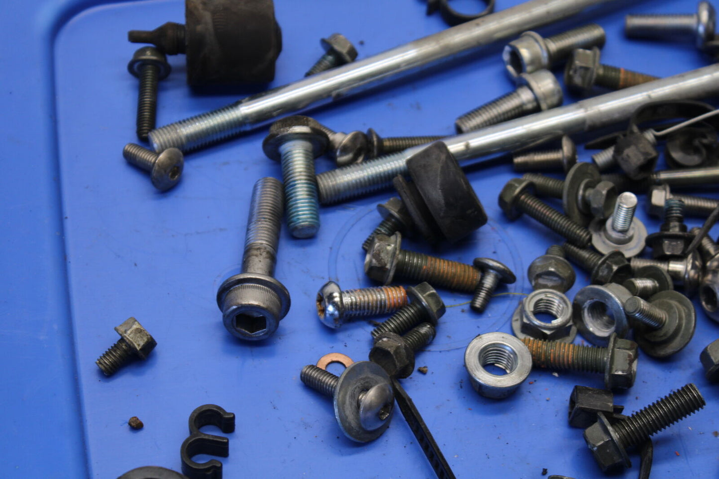 04 SUZUKI GSXR600 LEFTOVER MOUNTING BOLTS HARDWARE MOTOR SCREWS BB676
