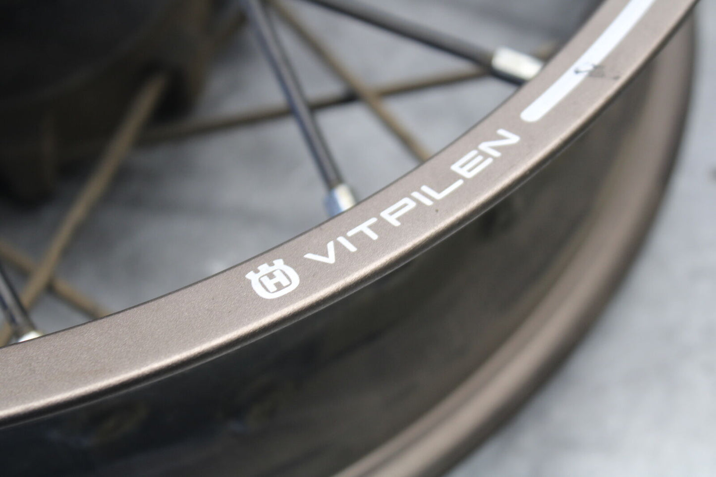 21 HUSQVARNA VITPILEN 401 REAR WHEEL BACK RIM BB467
