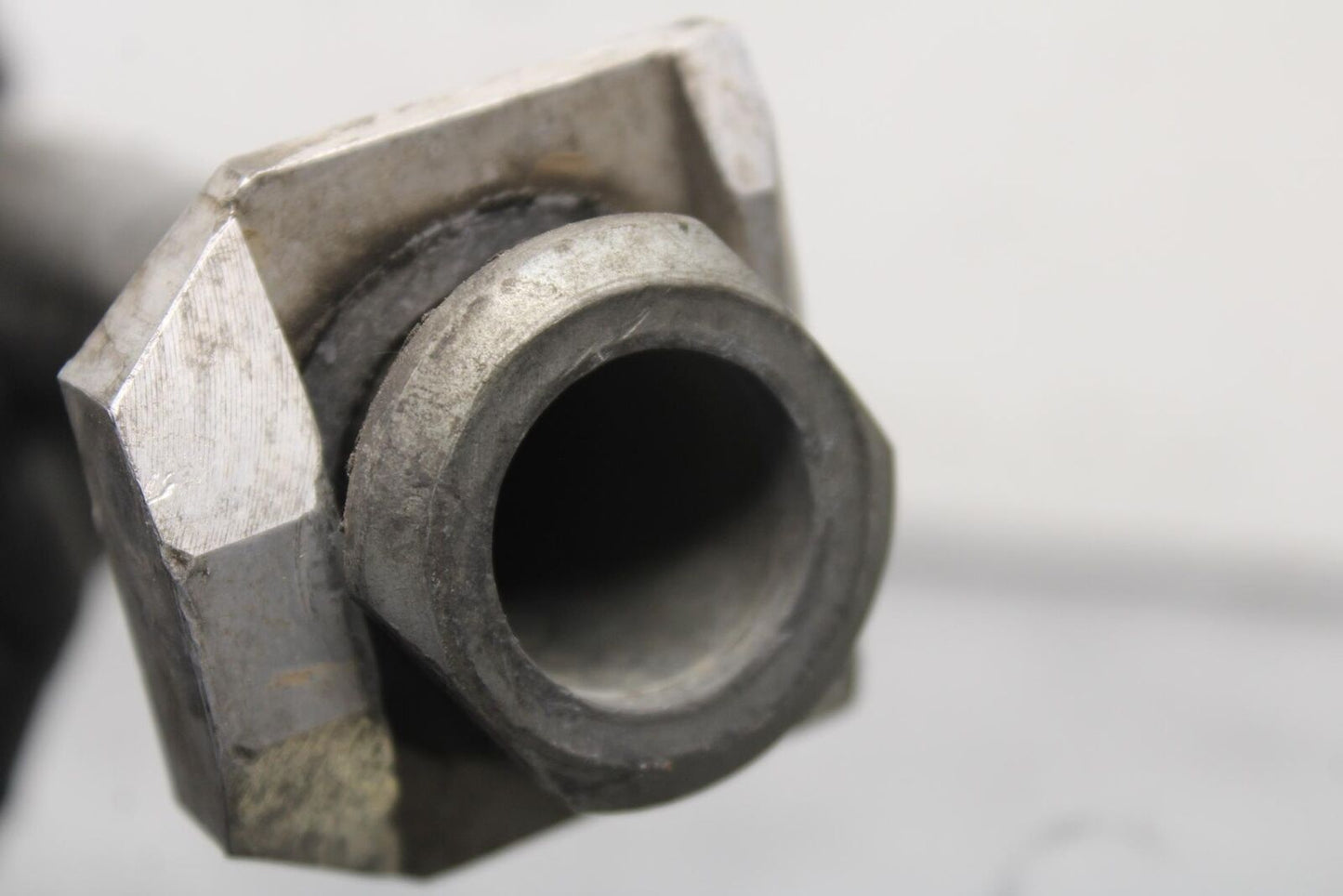 01-03 SUZUKI GSXR600 REAR AXLE BACK WHEEL RIM PIVOT BOLT AXEL BB633