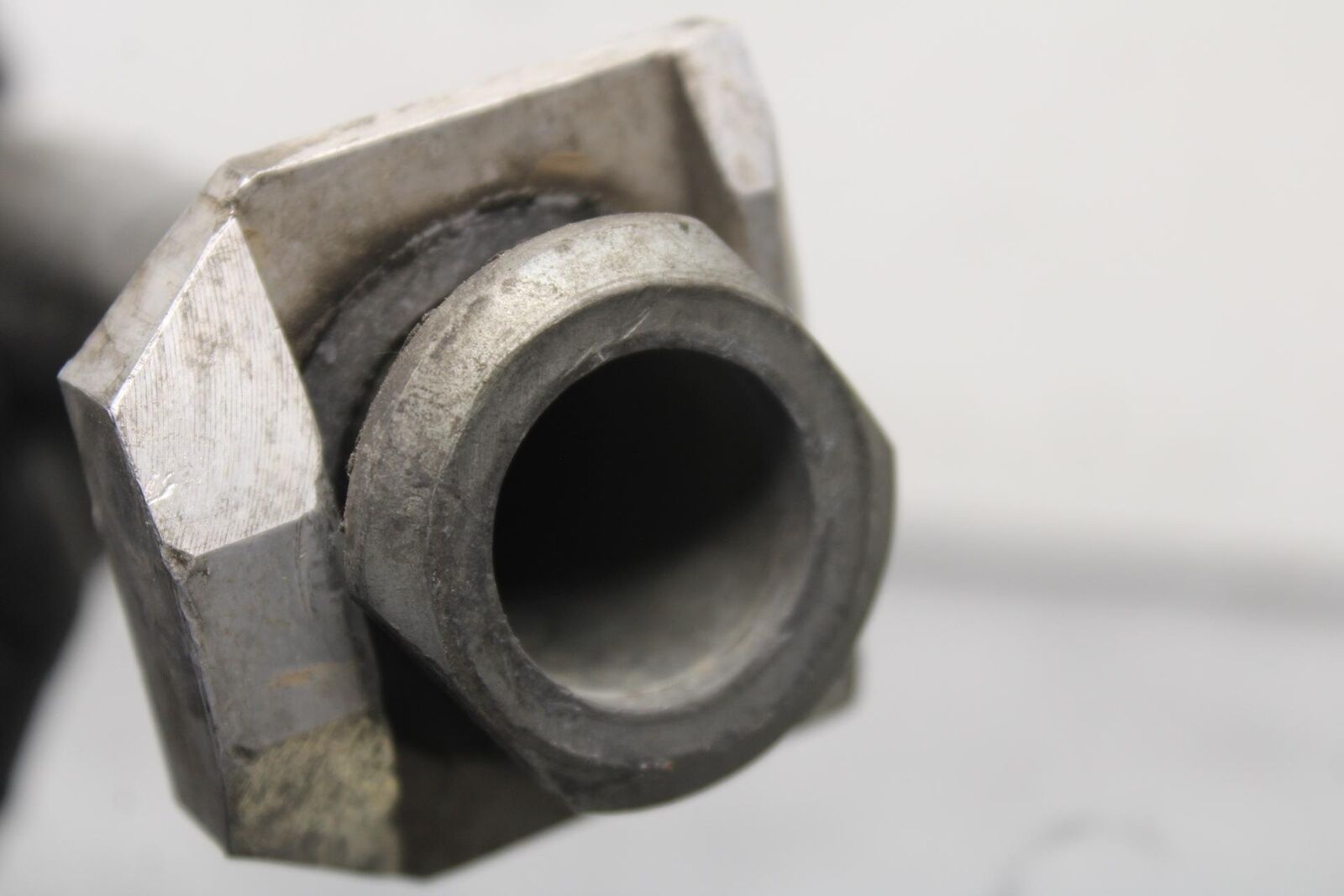 01-03 SUZUKI GSXR600 REAR AXLE BACK WHEEL RIM PIVOT BOLT AXEL BB633