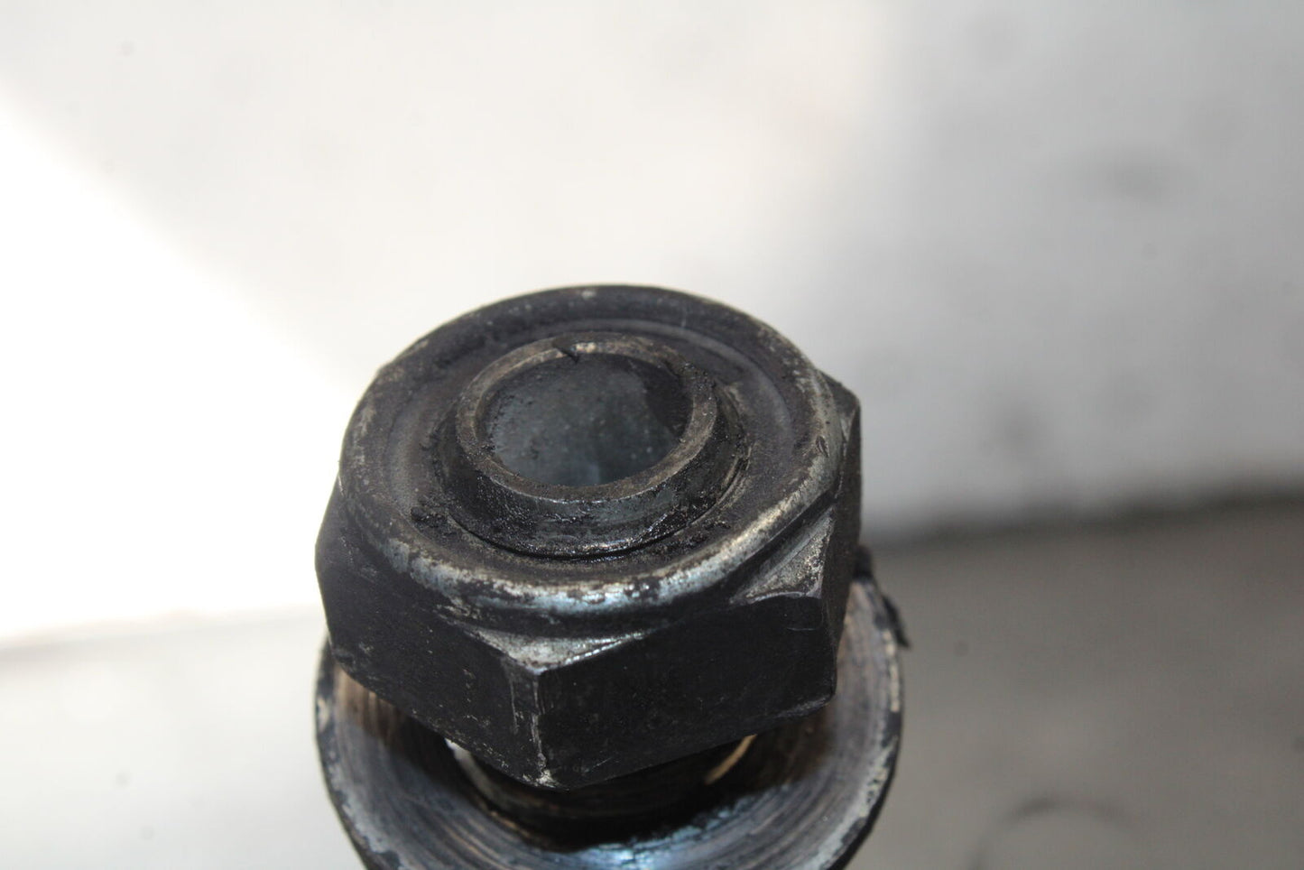 07-08 TRIUMPH DAYTONA 675 REAR AXLE BACK WHEEL RIM PIVOT BOLT AXEL BB685
