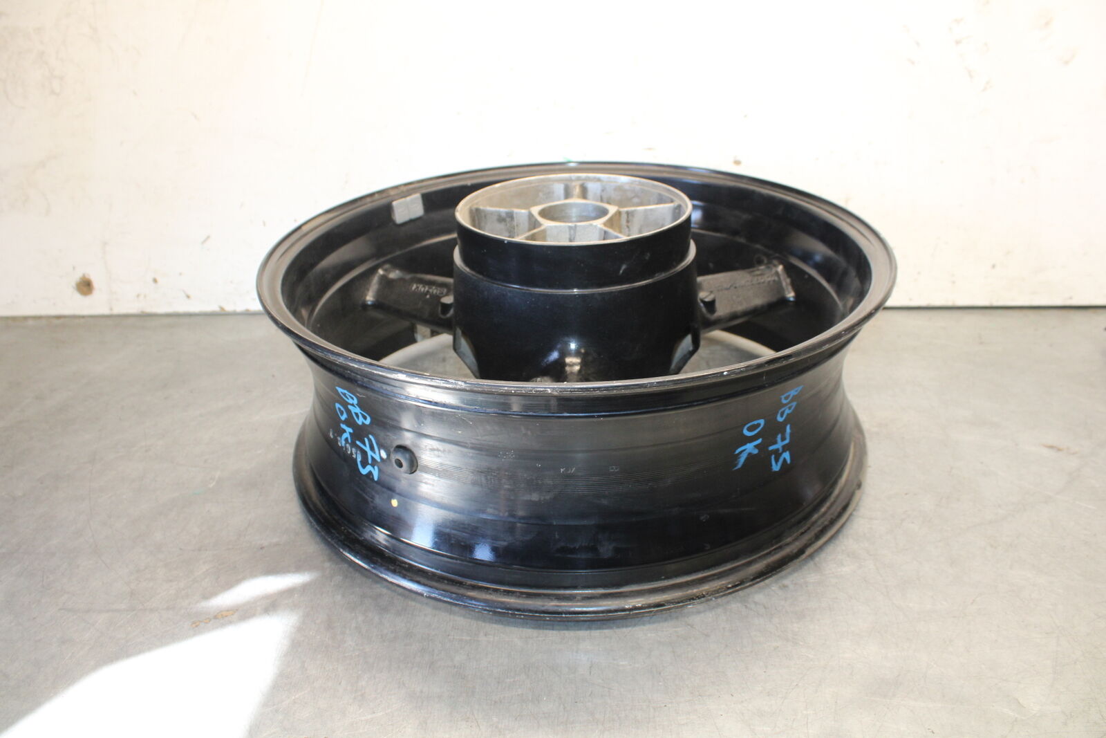 01-02 SUZUKI GSXR1000 REAR WHEEL BACK RIM BB73