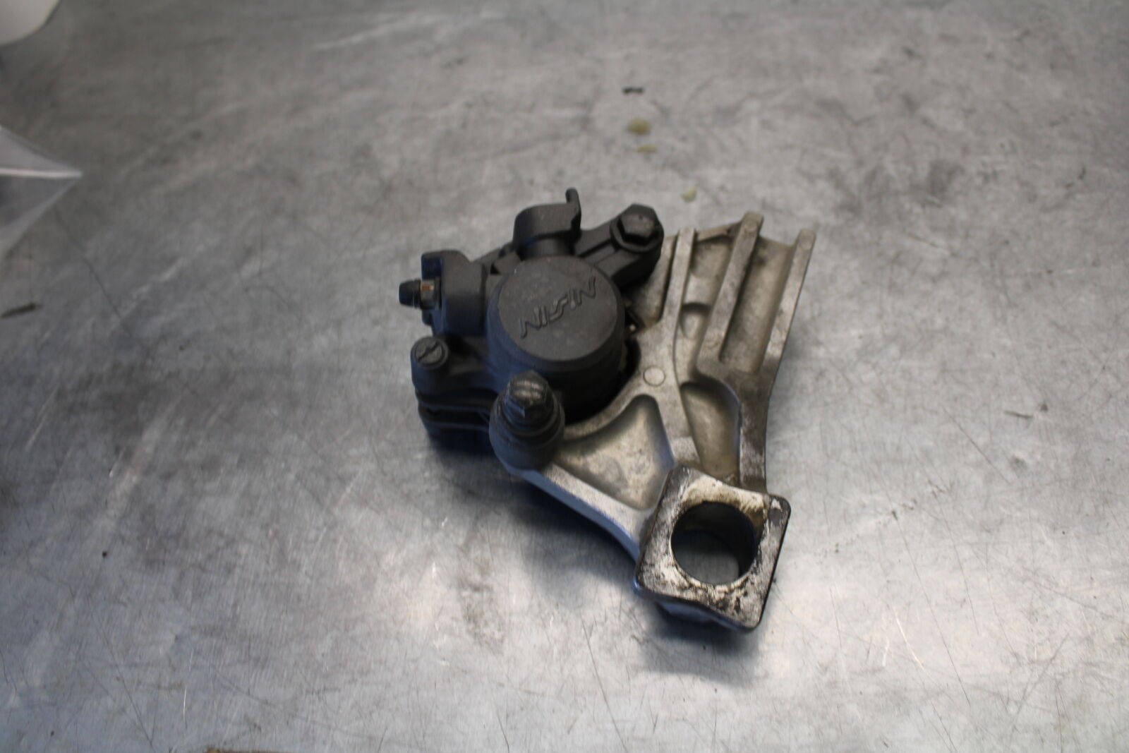 03-07 SUZUKI SV1000S REAR BACK BRAKE CALIPER W MOUNT BRACKET BB657