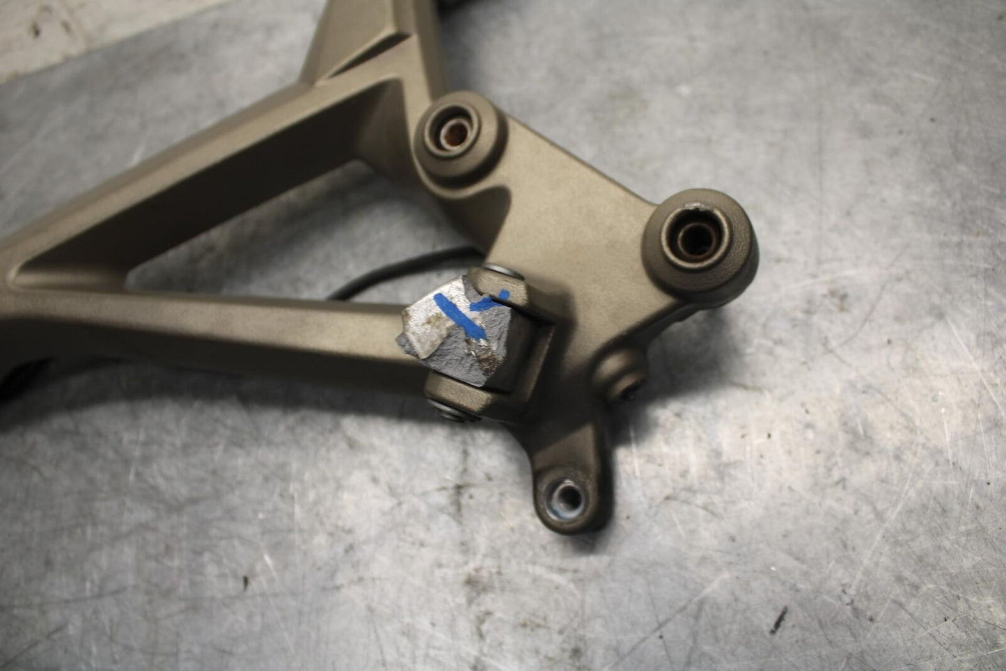 2009 Aprilia Shiver 750 SL750 RIGHT REARSET DRIVER FOOT PEG BRACKET BB506
