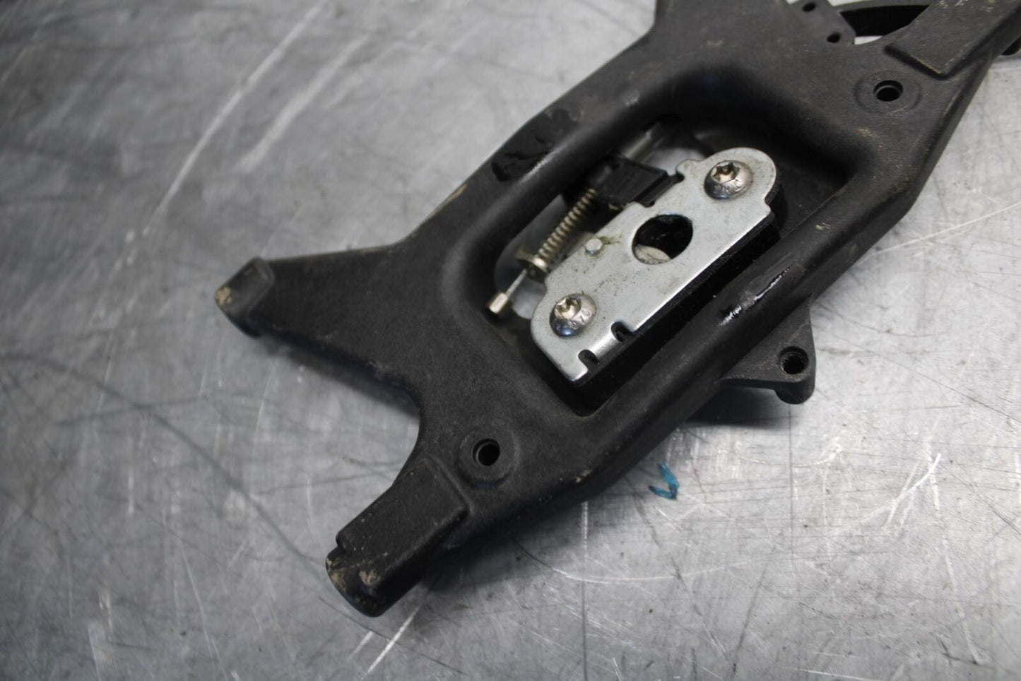 22 KTM 890 ADVENTURE REAR SEAT PAD PILLION LATCH LOCK BB514