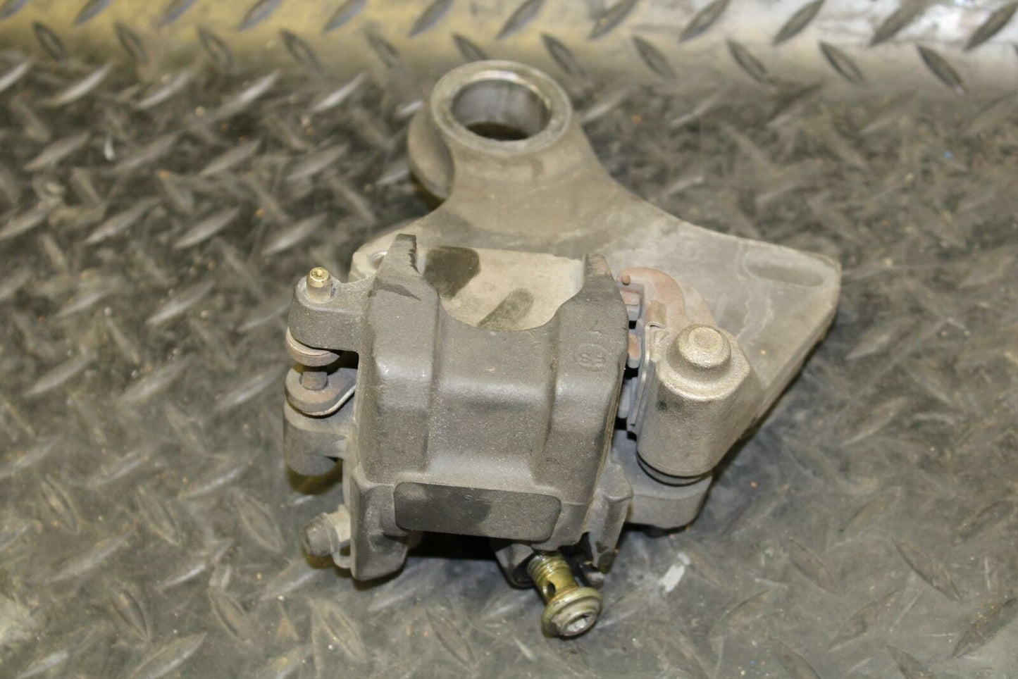 01-06 YAMAHA YZF R6S REAR BACK BRAKE CALIPER W MOUNT BRACKET BB169
