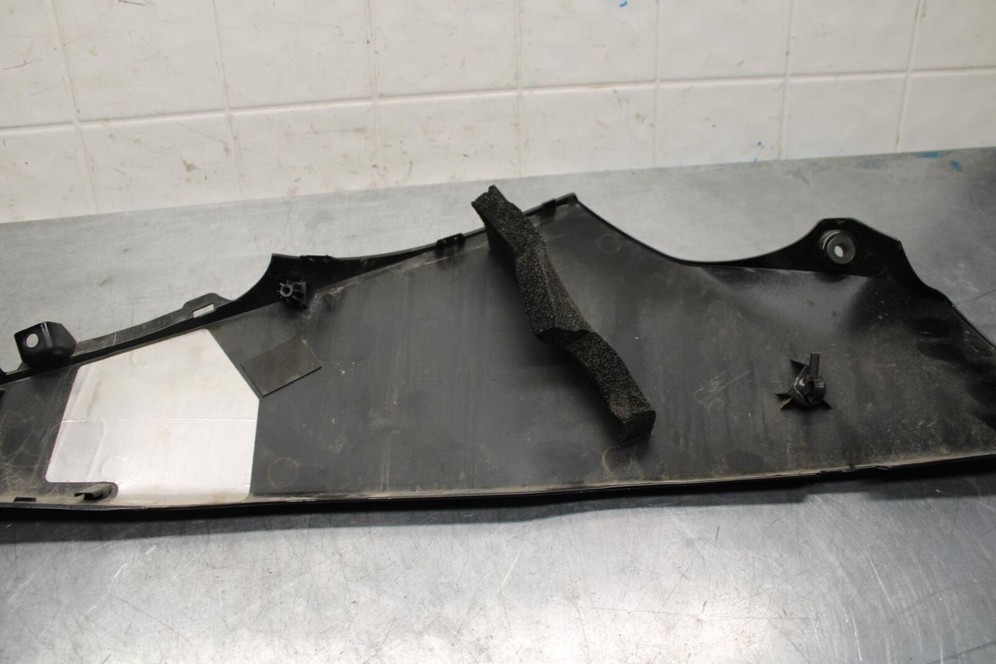 20 SUZUKI GSXR 1000 RIGHT LOWER BOTTOM BELLY FAIRING COWL BB597